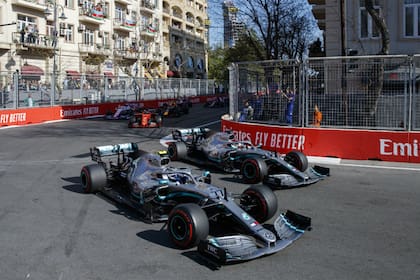 Valtteri Bottas y el séxtuple campeón Lewis Hamilton, de Mercedes; el equipo que dirige Toto Wolff aceptaría rebajar el presupuesto hasta 