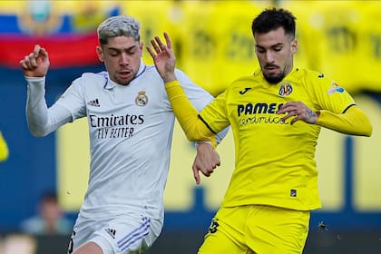 Valverde puja por la pelota con Alex Baena, con quien el uruguayo protagonizó un incidente grave tras un partido por una frase hiriente del jugador de Villarreal contra su segundo hijo.