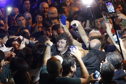 “Vamos a cumplir todas las promesas de campaña antes de mitad de año”, afirmó el Presidente rodeado de cientos de personas