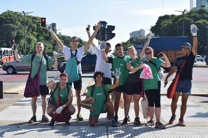 Vamos a hacerlo Argentina es un movimiento cívico que promueve la eliminación de basurales ilegales, hábitos de limpieza de espacios públicos y la práctica de plogging.