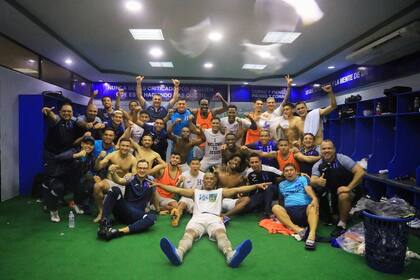 "Vamos que ganamos", añadió la selección hondureña en el pie de esta fotografía de celebración tras la victoria por 2-1 ante Canadá. Los hondureños rompieron una maldición de tres años sin ganar en el Olímpico de San Pedro Sula