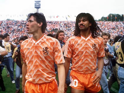 Van Basten y Gullit, íconos de Holanda campeón de la Euro 1988 y dueños de la camiseta más linda de la historia