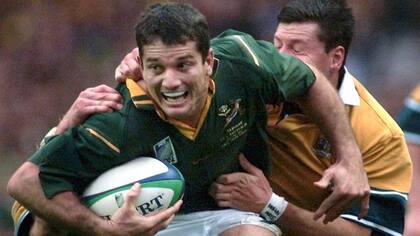 Van der Westhuizen, siempre con el balón, al frente, con la mirada desafiante