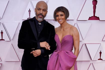 Van Hunt y Halle Berry en la alfombra roja de la ceremonia de entrega de los premiso Oscar, en 2021