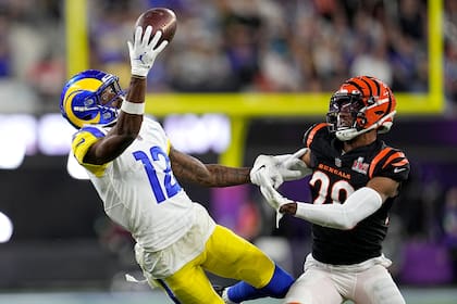 Van Jefferson (12), de los Rams, no puede interceptar el envío para el cornerback Eli Applem de los Bengals