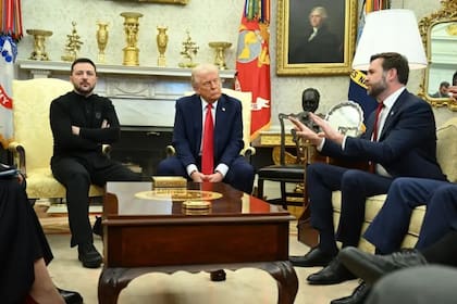 Vance y Trump en el Despacho Oval de la Casa Blanca junto a Zelensky