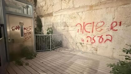 Vandalizaron el Muro de los Lamentos y la Gran Sinagoga con pintadas antisemitas: "Hay un Holocausto en Gaza"