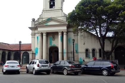La fachada apareció con pintadas de color verde