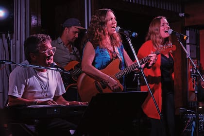 Vane, Sandra y Sol Mihanovich presentaron el tema dedicado a La Campiña
