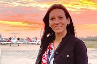 La secretaria del piloto denunció que el amigo de Adorni la hostiga y la justicia dispuso medidas