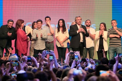 La noche del triunfo electoral: Vanesa Siley está en el exclusivo escenario junto con Cristina Kirchner, Alberto Fernández y la cúpula de La Cámpora