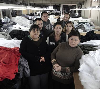 Vanesa, Ángel, Daniel, Ezequiel, Manuela, Carla y Fernanda, entre las telas del taller de corte de SOHO Coop
