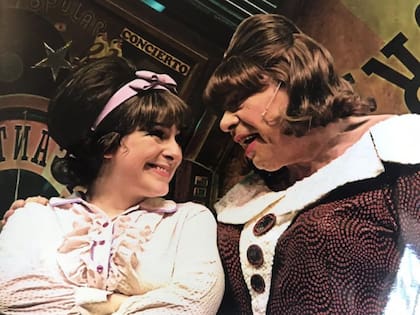 Vanesa Butera junto a Enrique Pinti en Hairspray, en el Teatro Astral durante la temporada de 2008