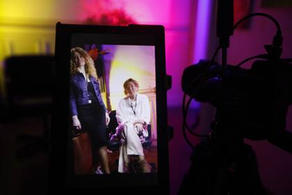 Vanesa Catellani y Marcela Costa Peuser, impulsoras del proyecto en Arte-online.net, tras la cámara de Aguiar