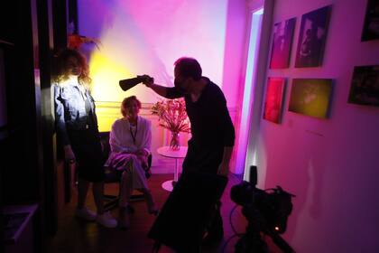 Vanesa Catellani y Marcela Costa Peuser, de Arte-online.net, posan para la cámara de Aguiar