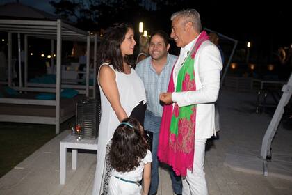 Vanesa, Felipe y su hija felicitaron a Di Doménico tras el show de moda