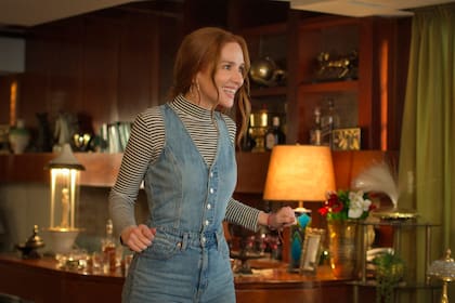 “Vanesa Mastone es una mujer que es profesora de literatura y que hace 20 años se fue a vivir a Francia. Su padre era el dueño de esta bailanta, y ella regresa al país luego de su repentina muerte, para participar de su velorio. Ahí empieza a descubrir que, detrás de la bailanta, su papá tenía otro tipo de negocio, y que su muerte no fue natural”, dice Oreiro sobre su personaje en la serie