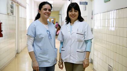 Vanesa Valls, jefa del Centro de Lactancia Materna y del Banco de Leche de la Maternidad Sardá; junto a Roxana Conti, jefa de la Unidad de Promoción y Protección de la Salud de esa institución