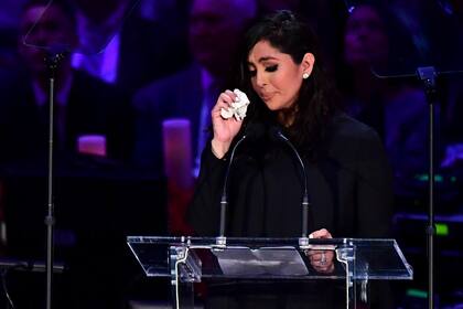 Vanessa Bryant, viuda de Kobe, emocionada al recordar a su marido y a una de sus tres hijas en el homenaje.