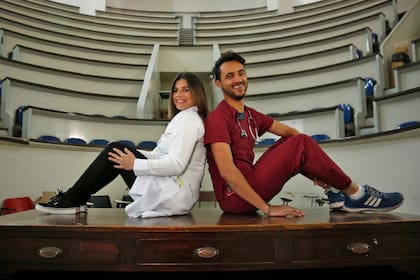 Vanessa de Souza Pithon y Fernando Carneiro, estudiantes de medicina y ambos son de nacionalidad Brasileña