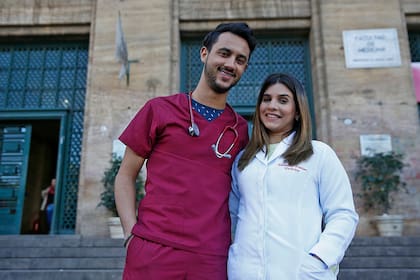 Vanessa de Souza Pithon y Fernando Carneiro, estudiantes de medicina y ambos son de nacionalidad Brasileña
