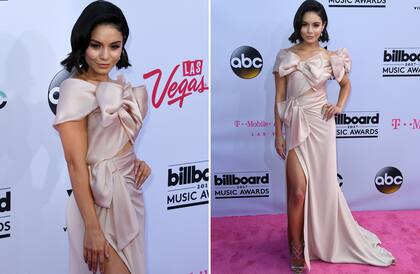 Vanessa Hudgens luci un vestido con grandes moos, en color rosa viejo