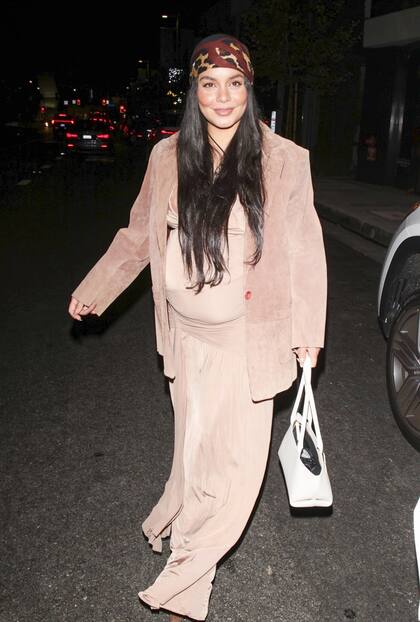 Vanessa Hudgens presumió con orgullo su pancita de embarazo mientras llegaba a un lujoso restaurante de Los Angeles para disfrutar de una noche tranquila antes del nacimiento de su segundo hijo, quien llegará en las próximas semanas. La actriz lució un top ajustado que dejaba ver bien el avanzado estado de su embarazo.