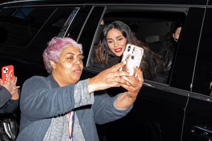 Vanessa Hudgens sacándose fotos con sus fans