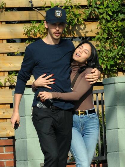 Vanessa Hudgens y una romántica caminata con su novio, Justin Butler