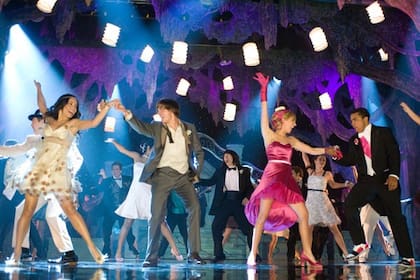 Vanessa Hudgens, Zac Efron, Ashley Tisdale y Jason Williams, en una escena muy colorida de High School Musical