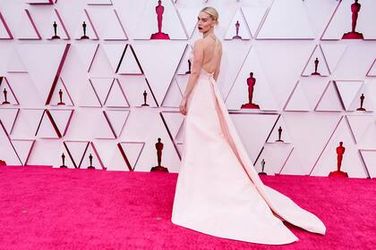 Vanessa Kirby, nominada a mejor actriz por Fragmentos de una mujer, eligió un vestido en rosa pálido de Gucci