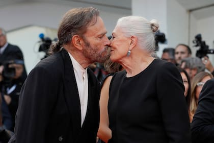Vanessa Redgrave besa a su marido Franco Nero, en la alfombra roja de la ceremonia de apertura de Venecia, en 2018