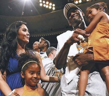 Vanessa y Kobe Bryant junto a sus hijas. Crédito: Instagram