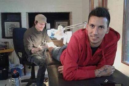 Vangioni pasó por la casa de tatuajes
