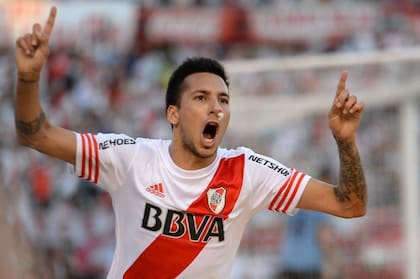 Lionel Vangioni quedó libre de River en 2016 y se fue a Milan, de Italia; había llegado por dos millones de dólares desde Newell's, adonde volverá en este mercado de pases