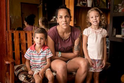 Vanina Correa, arquera de la selección Argentina, en su casa junto a sus hijos, en Rosario, en una imagen de 2020