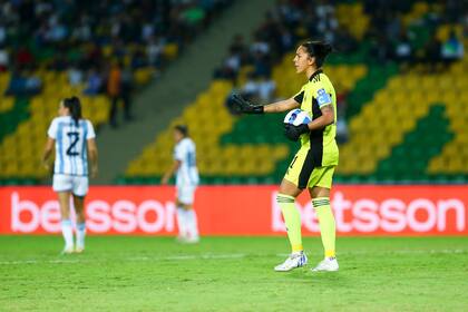 Vanina Correa, ofreciendo seguridad y experiencia en el arco de la selección argentina