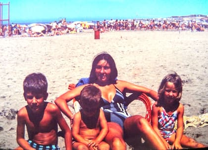 Vanina de chica, en Mar del Plata, con mamá Silvia y sus hermanos, Hernán y Martín