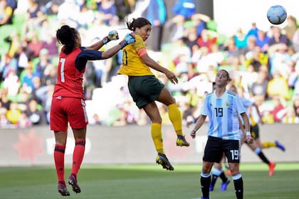 Vanina despeja un centro ante la presencia de una jugadora australiana, en la reciente Copa de las Naciones.