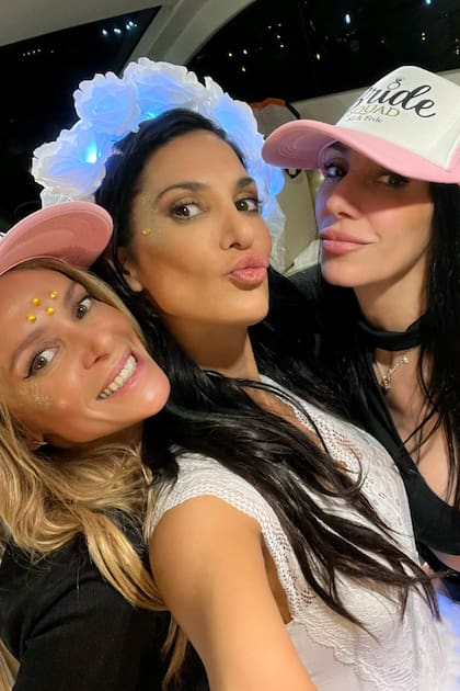 Vanina Escudero, Silvina y su amiga Lorena Mariani posaron para la primera selfie de la despedida. 
