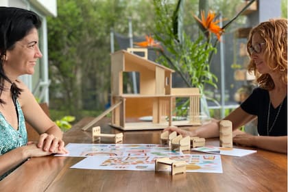 Vanina Janin y Jimena Soldo son amigas y socias en Kota, un emprendimiento que ofrece casitas de madera para jugar.