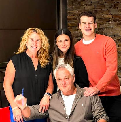 Vanina Oneto con sus hijos, Maia y Matías, y su esposo, Andrés