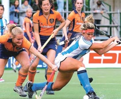 Vanina Oneto y su destreza para buscar el gol de revés