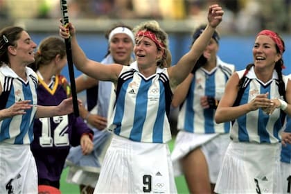 Vanina Oneto, la goleadora de las Leonas, celebra junto con Maggie Aicega, pilar de la defensa junto con Cecilia Rognoni