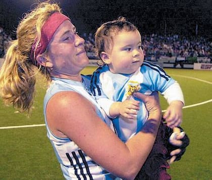 Vanina Oneto y su despedida del seleccionado en 2004, junto con su hija, Maia, por entonces con un año y dos meses