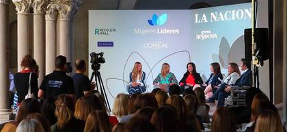 Vanina Rudaeff (J. Walter Thomson), Silvia Tenazinha (Almundo.com), Marina Díaz Ibarra (MercadoLibre), Mariana Schoua (Duke) y Claudia Mundo (Metlife) conversan con José Del Rio (LA NACION)