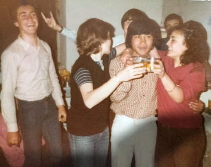 Vanit (camisa cuadriculada) en la discoteca Kitova, en Guatrache. "Nunca me sentí discriminado, me hice muchos amigos argentinos", cuenta