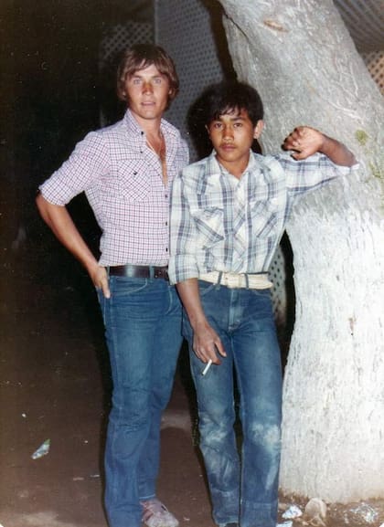 Vanit (derecha) junto a uno de sus primeros amigos argentinos, en la laguna de Guatrache, La Pampa