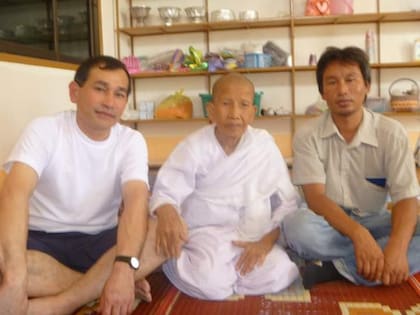 Vanit (izquierda) se reencontró con su madre y uno de sus hermanos en Laos, luego de 32 años sin verse