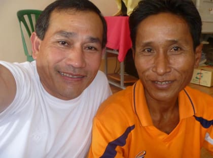 Vanit junto a su primo Kong Chai Suvannakoth, con quien se escapó de Laos a los 15